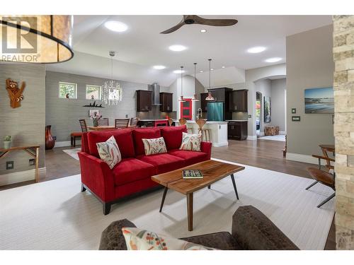 4169 Gallaghers Fairway S, Kelowna, BC - Indoor Photo Showing Living Room