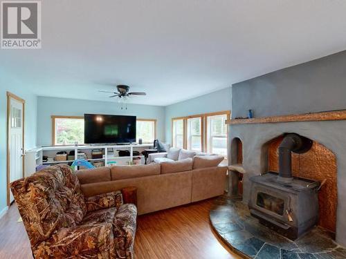 9994 Kelly Creek Road, Powell River, BC - Indoor Photo Showing Living Room With Fireplace