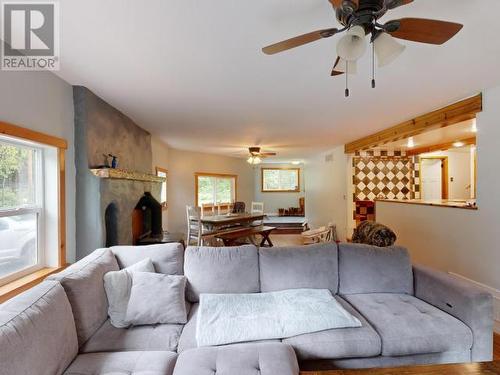 9994 Kelly Creek Road, Powell River, BC - Indoor Photo Showing Living Room