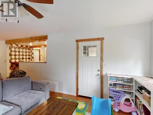 9994 Kelly Creek Road, Powell River, BC - Indoor Photo Showing Living Room