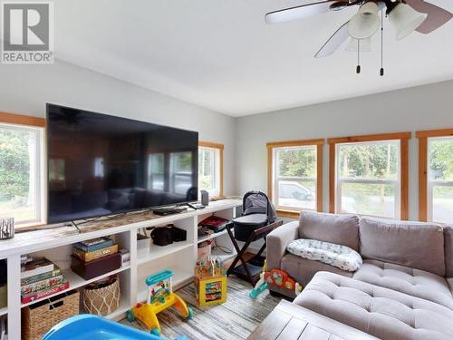 9994 Kelly Creek Road, Powell River, BC - Indoor Photo Showing Living Room