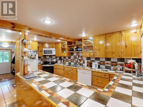 9994 Kelly Creek Road, Powell River, BC - Indoor Photo Showing Kitchen With Double Sink