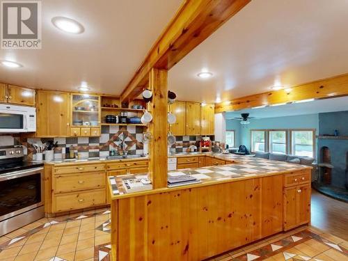 9994 Kelly Creek Road, Powell River, BC - Indoor Photo Showing Kitchen