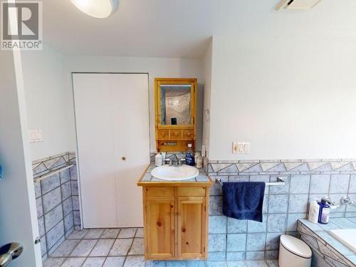 9994 Kelly Creek Road, Powell River, BC - Indoor Photo Showing Bathroom