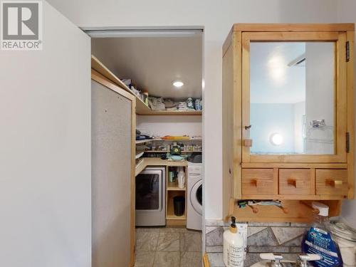 9994 Kelly Creek Road, Powell River, BC - Indoor Photo Showing Laundry Room