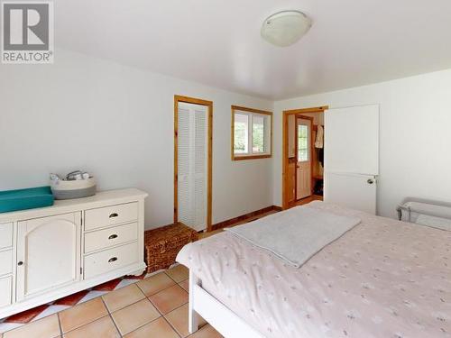 9994 Kelly Creek Road, Powell River, BC - Indoor Photo Showing Bedroom