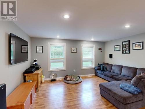 9994 Kelly Creek Road, Powell River, BC - Indoor Photo Showing Living Room