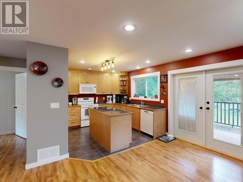 9994 Kelly Creek Road, Powell River, BC - Indoor Photo Showing Kitchen