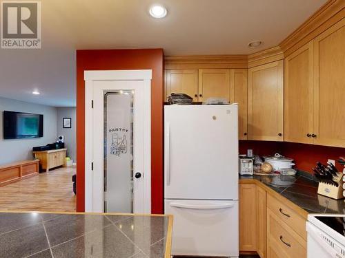 9994 Kelly Creek Road, Powell River, BC - Indoor Photo Showing Kitchen