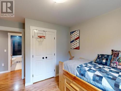 9994 Kelly Creek Road, Powell River, BC - Indoor Photo Showing Bedroom