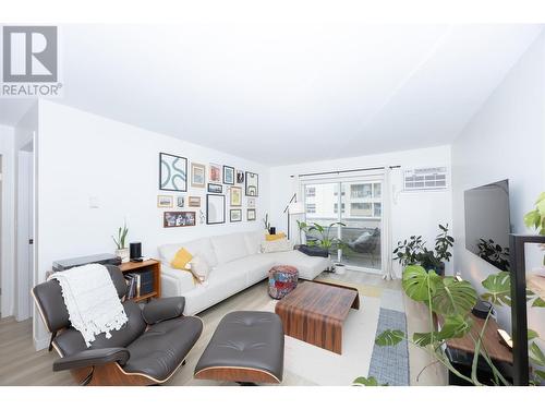 3155 De Montreuil Court Unit# 301, Kelowna, BC - Indoor Photo Showing Living Room