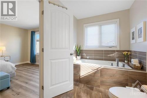 523 Knotridge Street, Ottawa, ON - Indoor Photo Showing Bathroom