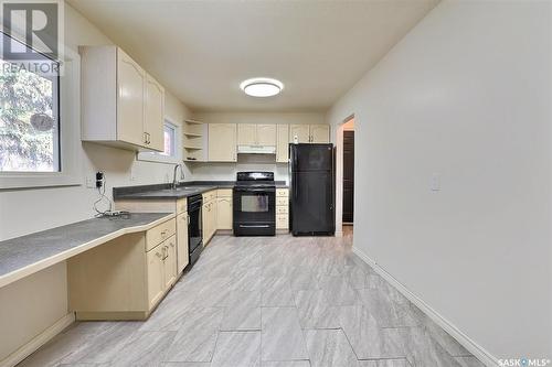 673 Royal Street, Regina, SK - Indoor Photo Showing Kitchen