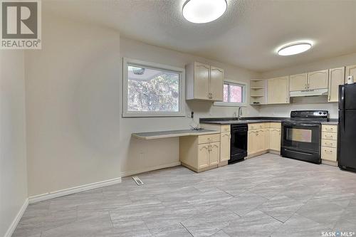 673 Royal Street, Regina, SK - Indoor Photo Showing Kitchen