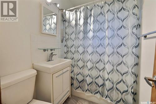 673 Royal Street, Regina, SK - Indoor Photo Showing Bathroom