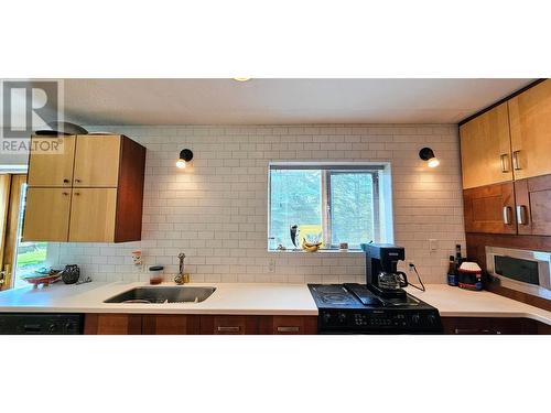 3560 Island Pond Road, Skookumchuck, BC - Indoor Photo Showing Kitchen