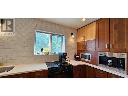 3560 Island Pond Road, Skookumchuck, BC - Indoor Photo Showing Kitchen