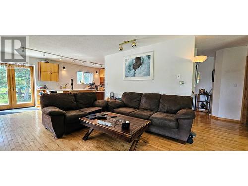 3560 Island Pond Road, Skookumchuck, BC - Indoor Photo Showing Living Room