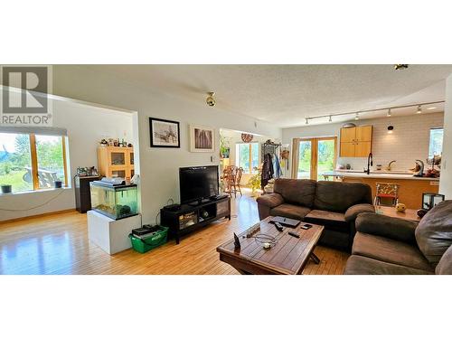 3560 Island Pond Road, Skookumchuck, BC - Indoor Photo Showing Living Room