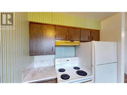 1017 16Th Avenue S, Cranbrook, BC - Indoor Photo Showing Kitchen