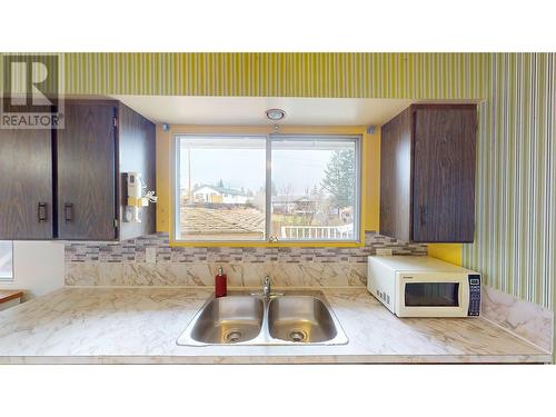 1017 16Th Avenue S, Cranbrook, BC - Indoor Photo Showing Kitchen With Double Sink