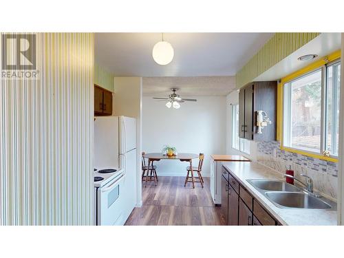 1017 16Th Avenue S, Cranbrook, BC - Indoor Photo Showing Kitchen With Double Sink