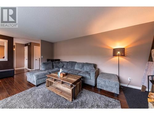 952 Ryan Place, Kamloops, BC - Indoor Photo Showing Living Room