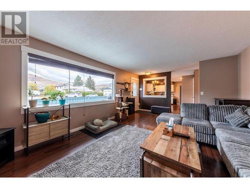 952 Ryan Place, Kamloops, BC - Indoor Photo Showing Living Room