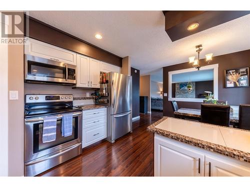 952 Ryan Place, Kamloops, BC - Indoor Photo Showing Kitchen