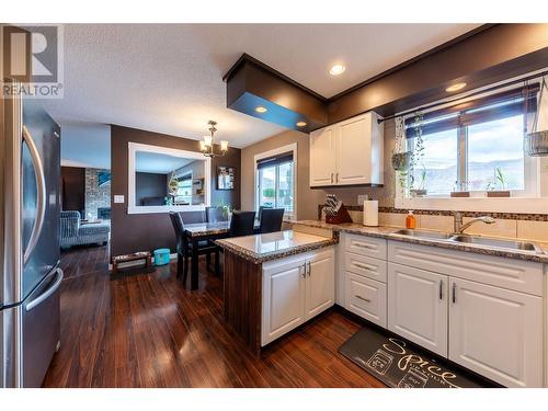 952 Ryan Place, Kamloops, BC - Indoor Photo Showing Kitchen With Double Sink