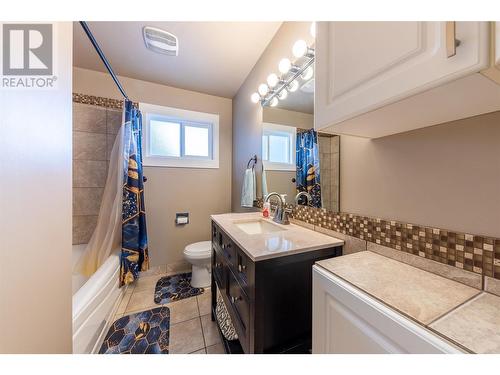 952 Ryan Place, Kamloops, BC - Indoor Photo Showing Bathroom