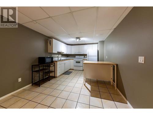 952 Ryan Place, Kamloops, BC - Indoor Photo Showing Kitchen