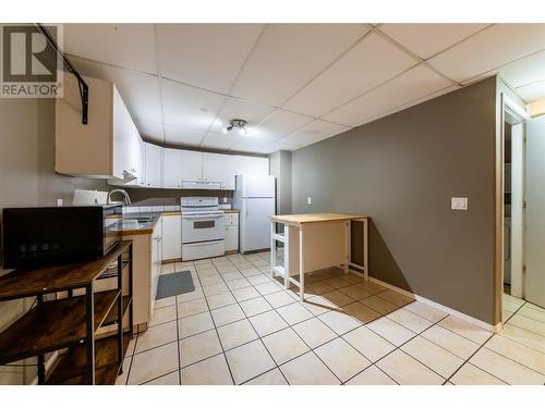 952 Ryan Place, Kamloops, BC - Indoor Photo Showing Kitchen