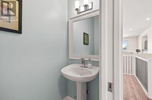 1274 Bergamot Avenue, Kelowna, BC - Indoor Photo Showing Bathroom