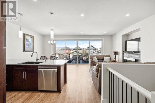 1274 Bergamot Avenue, Kelowna, BC - Indoor Photo Showing Kitchen