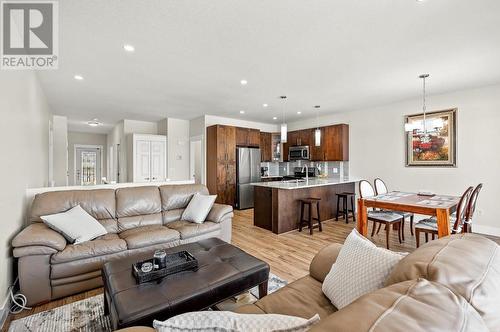 1274 Bergamot Avenue, Kelowna, BC - Indoor Photo Showing Living Room