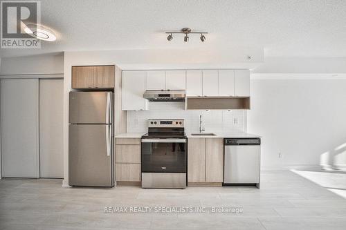 A402 - 1117 Cooke Boulevard, Burlington, ON - Indoor Photo Showing Kitchen With Stainless Steel Kitchen