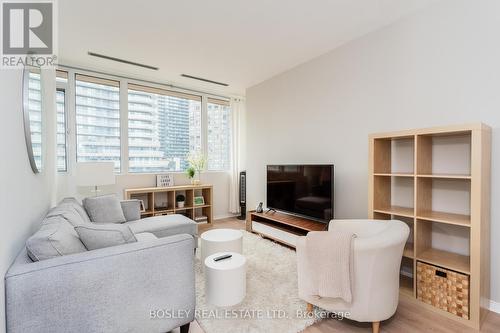 714 - 555 Yonge Street, Toronto, ON - Indoor Photo Showing Living Room