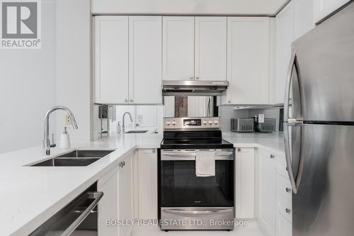 714 - 555 Yonge Street, Toronto, ON - Indoor Photo Showing Living Room