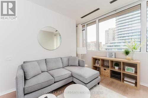 714 - 555 Yonge Street, Toronto, ON - Indoor Photo Showing Kitchen With Upgraded Kitchen