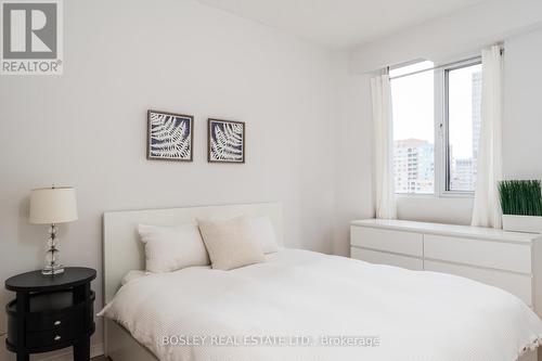 714 - 555 Yonge Street, Toronto, ON - Indoor Photo Showing Kitchen