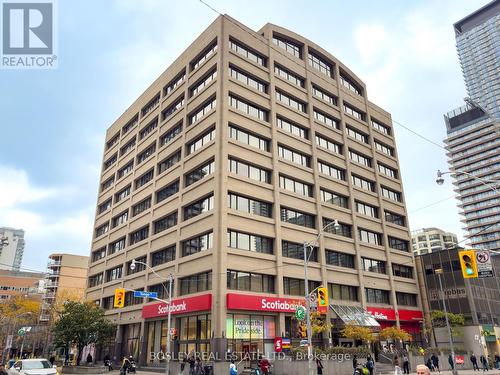 714 - 555 Yonge Street, Toronto, ON - Indoor Photo Showing Laundry Room