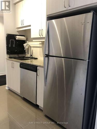 915 - 9201 Yonge Street, Richmond Hill, ON - Indoor Photo Showing Kitchen