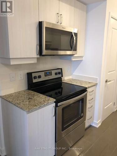 915 - 9201 Yonge Street, Richmond Hill, ON - Indoor Photo Showing Kitchen With Stainless Steel Kitchen