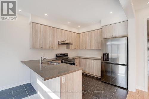 39 Boiton Street, Richmond Hill, ON - Indoor Photo Showing Kitchen With Double Sink