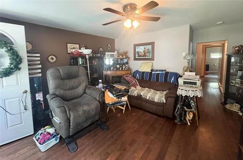 147 Aspen Street, Oak Lake, MB - Indoor Photo Showing Living Room