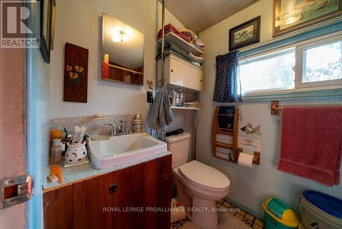 1067B Shawenegog Lake Lane, North Frontenac (Frontenac North), ON - Indoor Photo Showing Bathroom