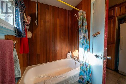 1067B Shawenegog Lake Lane, North Frontenac (Frontenac North), ON - Indoor Photo Showing Bathroom