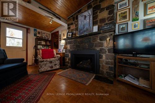 1067B Shawenegog Lake Lane, North Frontenac (Frontenac North), ON - Indoor Photo Showing Living Room With Fireplace