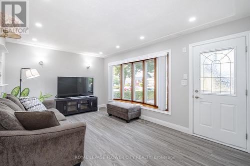 50 Beacon Avenue, Hamilton, ON - Indoor Photo Showing Living Room